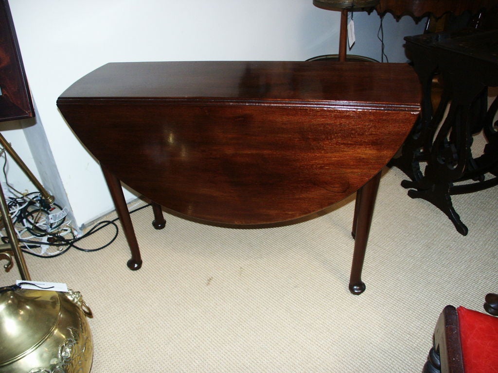 English Queen Anne Drop Leaf Table In Mahogany For Sale