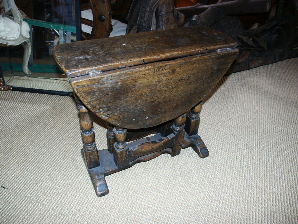 Charming small side table with gate legs and the table top turns into an oval shape with a max width of 26