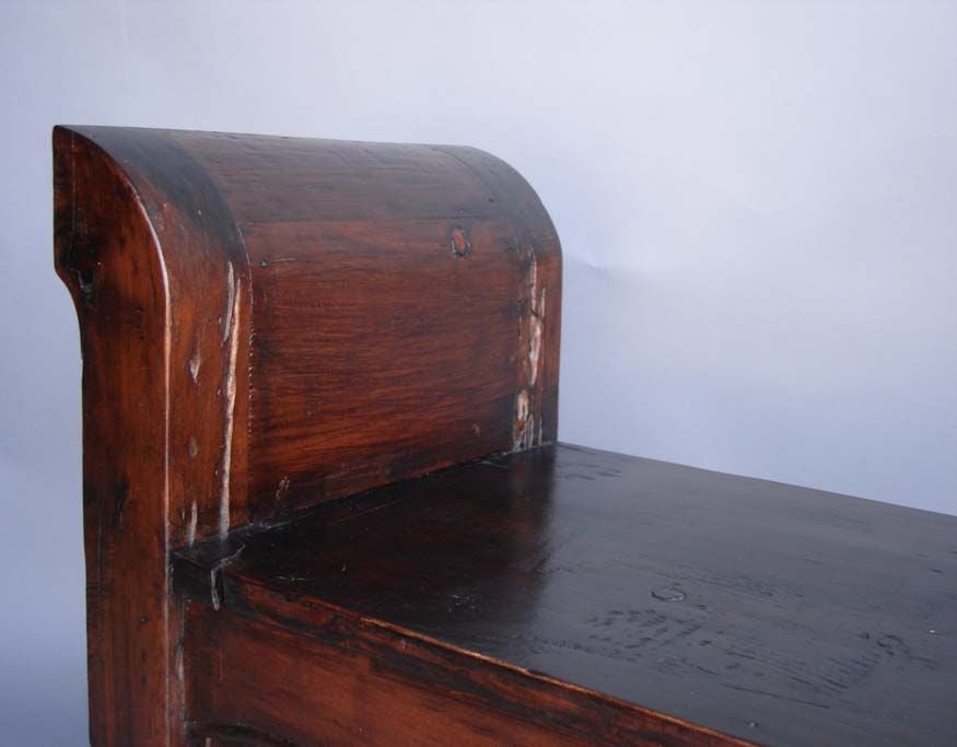 Bank mit gerollten Armen und sechs Beinen