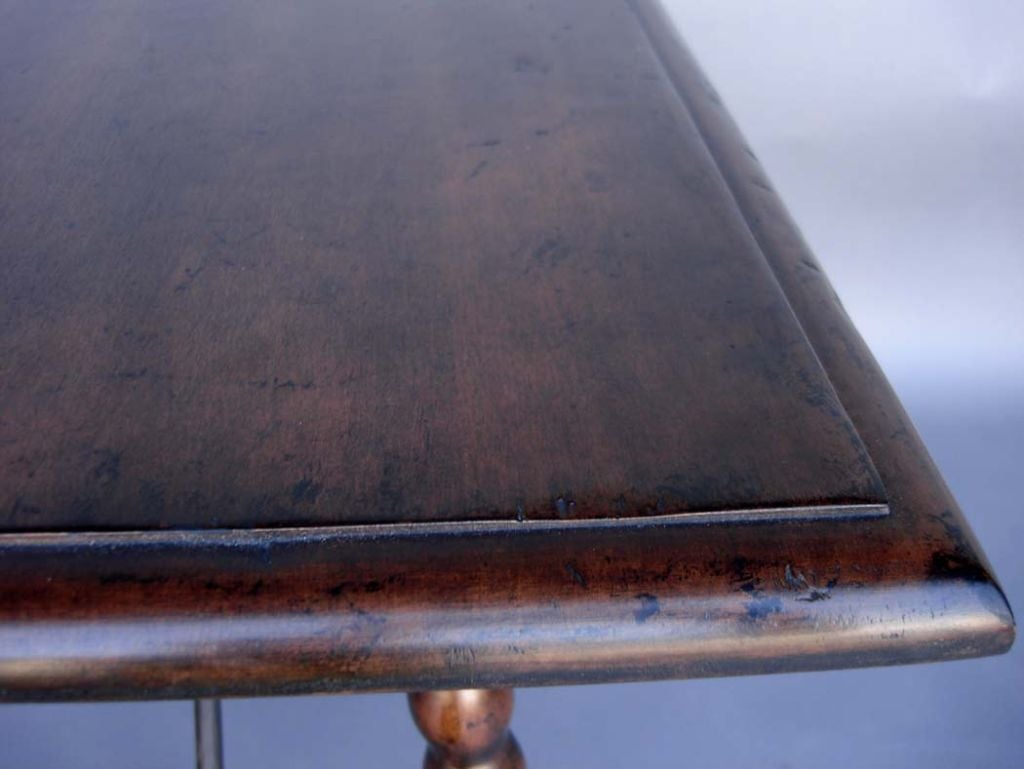 Américain Table d'appoint personnalisée en bois avec supports en fer et pieds bobine tournés de Dos Gallos en vente