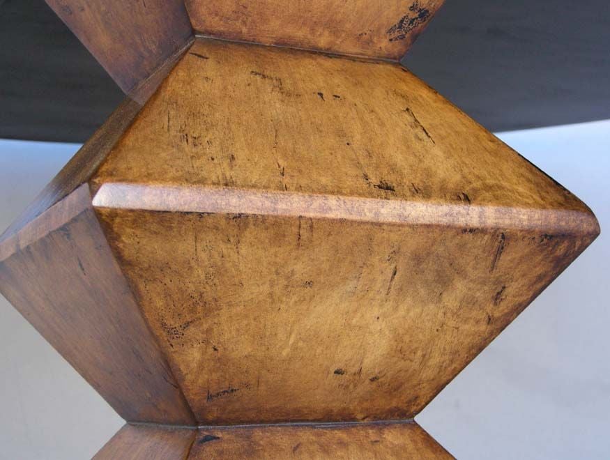 Moderne Dos Gallos table de salle à manger ronde personnalisée en bois de noyer avec piédestal pyramidal empilé en vente