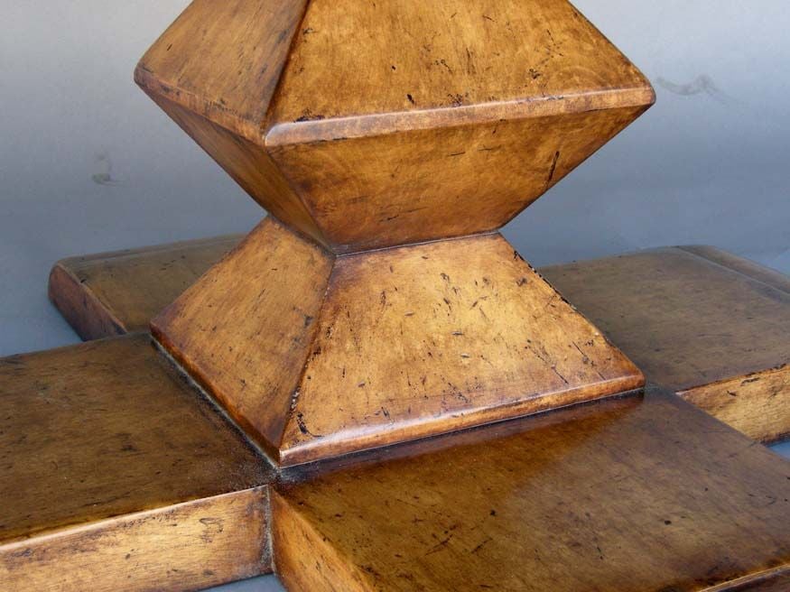 Dos Gallos table de salle à manger ronde personnalisée en bois de noyer avec piédestal pyramidal empilé Excellent état - En vente à Los Angeles, CA