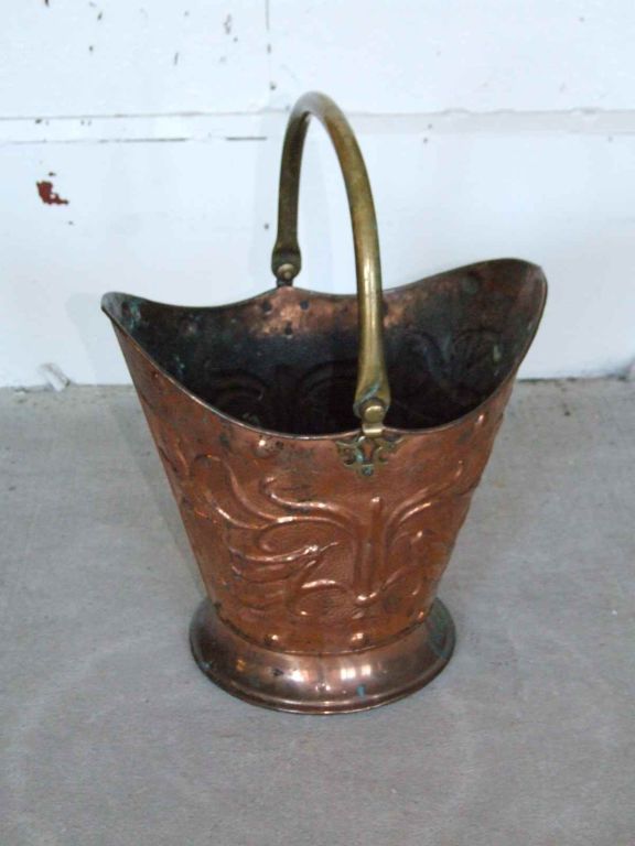 English Arts and Crafts hammered copper and brass kindling bucket/coal scuttle with floral and round boss decoration.

firewood, kindling, log holder
