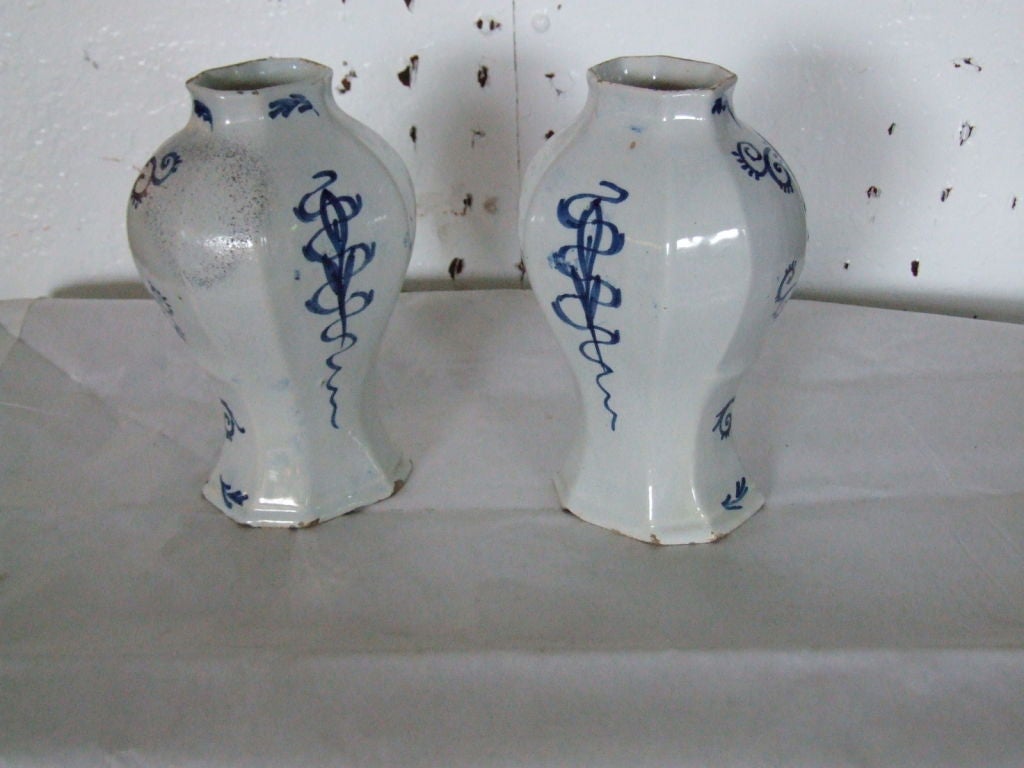 Pair of 18th Century Dutch delft vases In Good Condition In Greenwich, CT