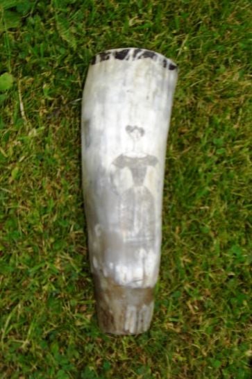 Scrimshaw-Horngefäß aus dem 19. Jahrhundert