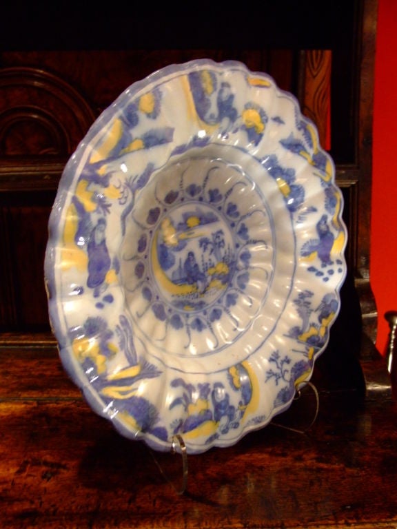 18th c. Dutch Delft Lobed Sweetmeat Dish In Fair Condition For Sale In Greenwich, CT