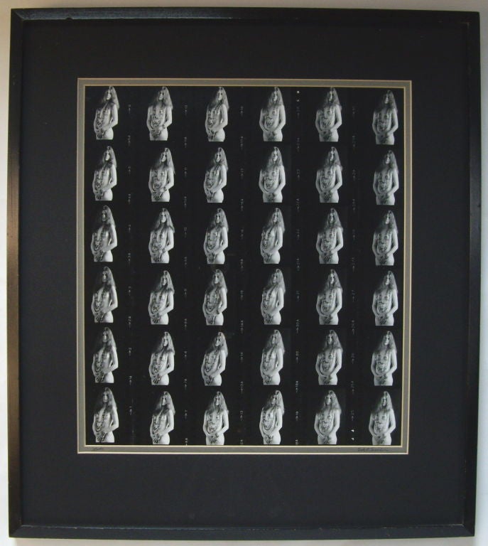 Photographie sur planche contact de Janis Joplin nue, prise en 1967. L'une des images a été reproduite à de nombreuses reprises.  Cette feuille mesure 16 1/2