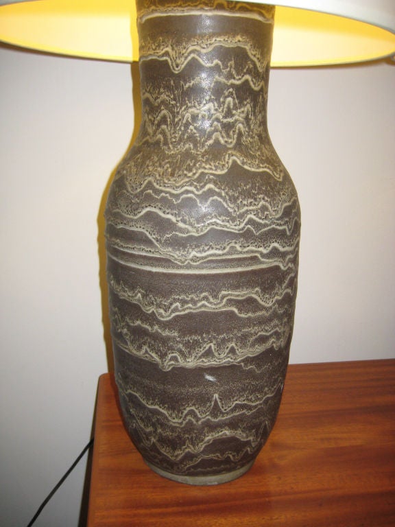 Die handgedrehten Vasenböden aus rotem Ton sind in Form und Größe identisch, und die Glasur hat die gleiche Farbpalette aus gemischten Brauntönen. Beide sind leicht unterschiedlich gestaltet. Von der Kult-Keramikfirma Design Technics.