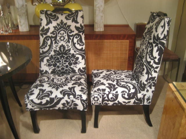 Ein Paar hohe gepolsterte Stühle im Angebot 5