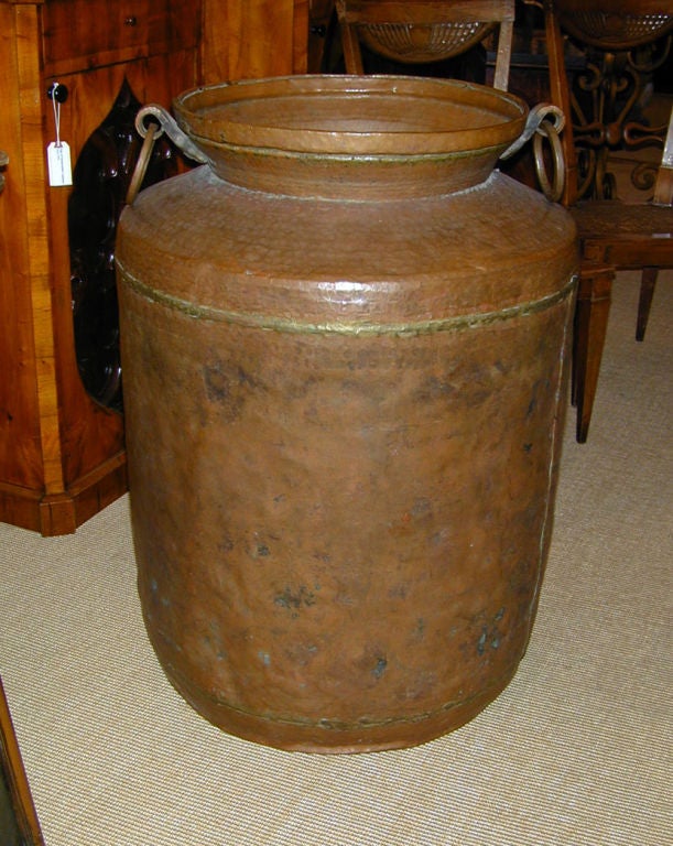 Large-scale hand-hammered copper urn with great surface and patina, India, 19th century.