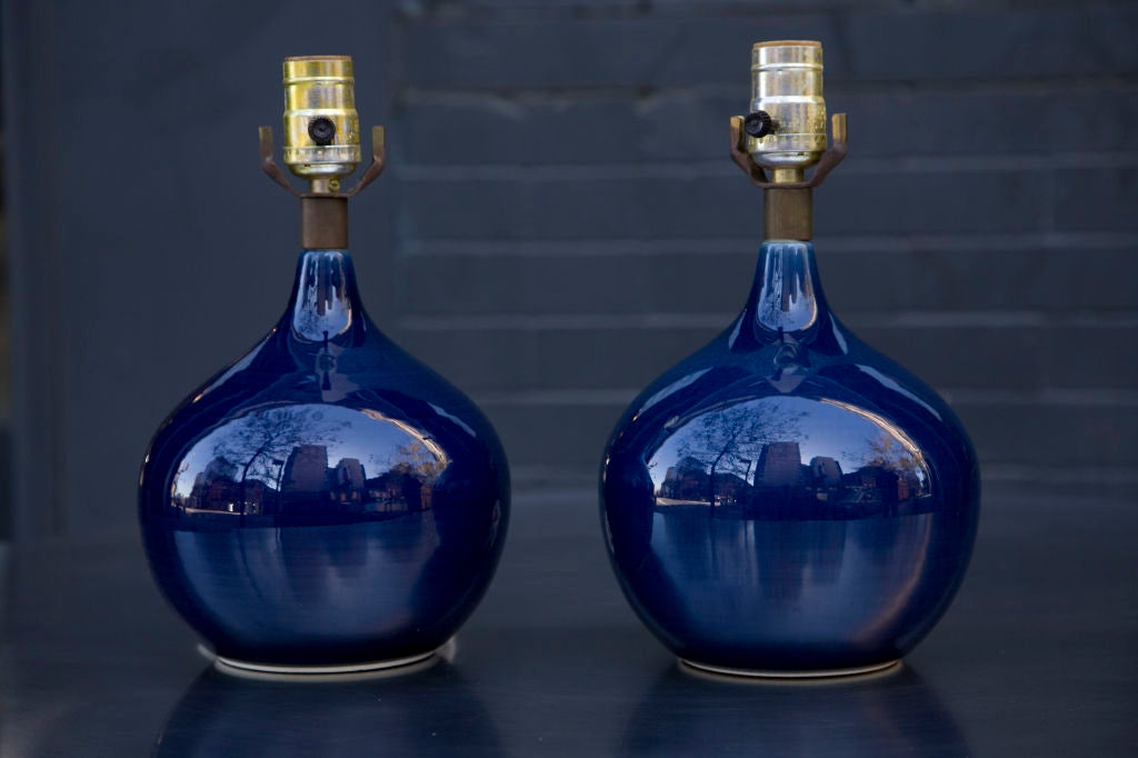 A pair of bulb form ceramic table lamps in cobalt blue hares fur glaze by Lotte. Canadian, circa 1950.