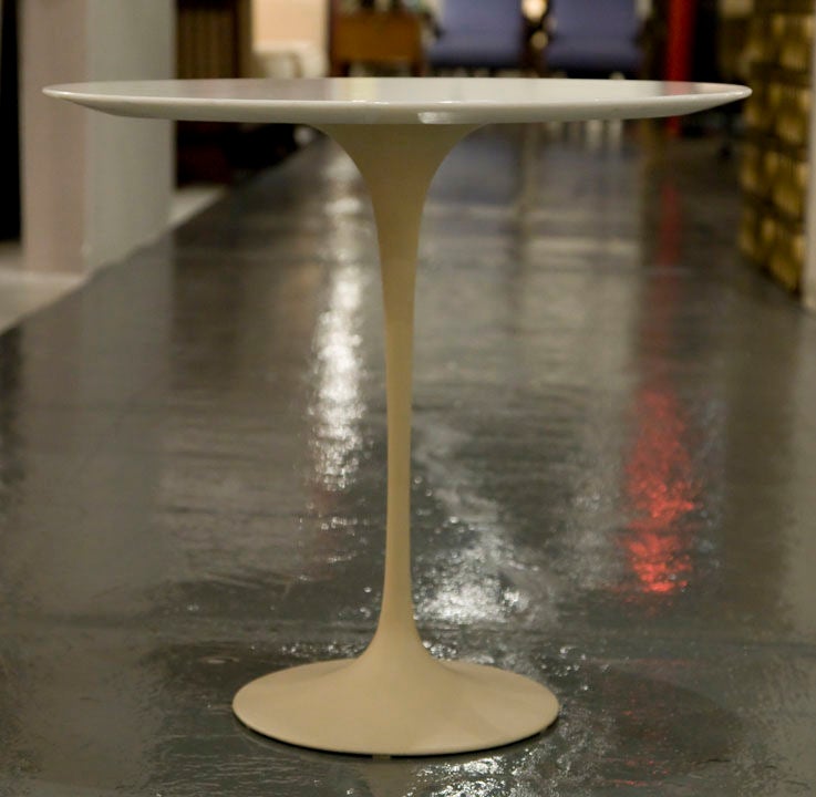 Mid-Century Modern American Vintage Oval Pedestal Side Table by Eero Saarinen for Knoll Associates For Sale