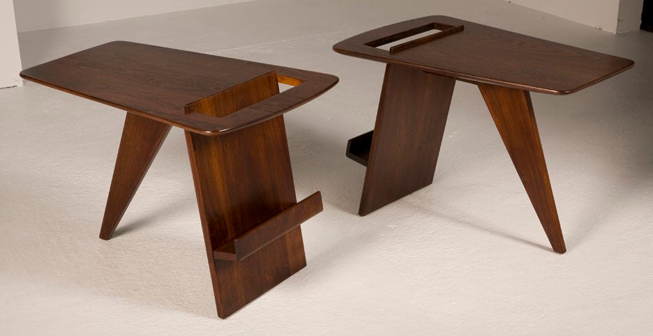 A pair of wedge form magazine tables in walnut, model no. T-539, by Jens Risom. U.S.A., circa 1950.