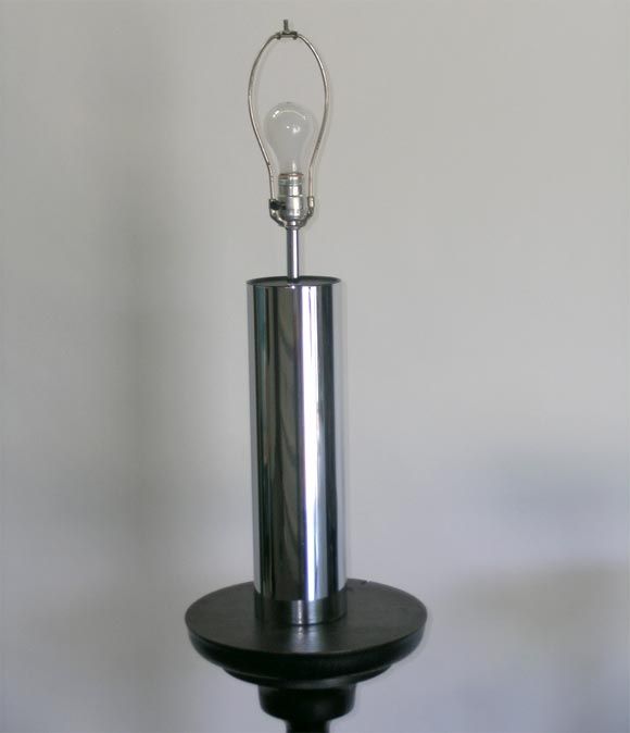 Hochglanzverchromte Lampe in Form eines Zylinders, mit schwarzem Schirm.1980er Jahre