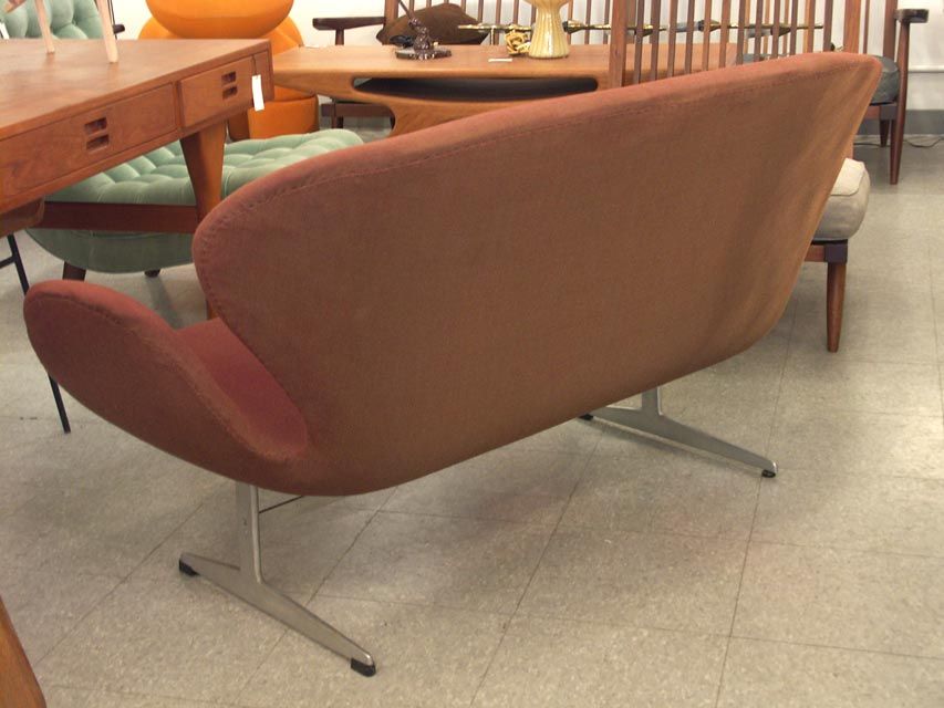 Arne Jacobsen Swan Settee for Fritz Hansen