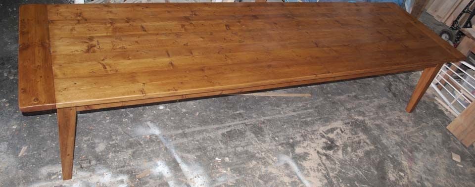 Bois de récupération Table de moisson extensible en pin de récupération, fabriquée sur commande par Petersen Antiques en vente