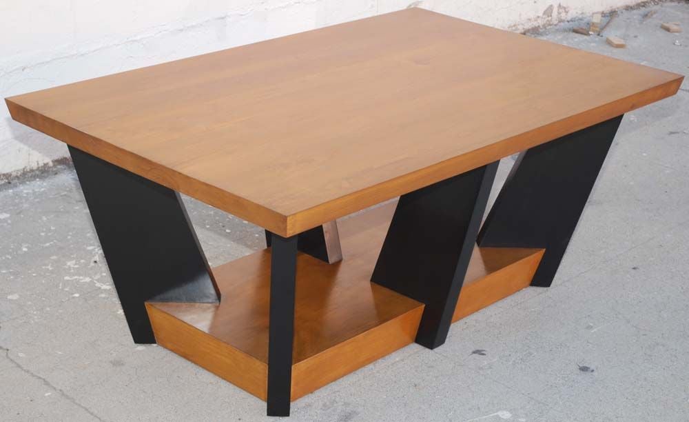 Cette table basse est fabriquée en noyer ou aulne massif avec des pieds ébonisés. Ce design moderne s'inspire du Biedermeier nordique. La base a une épaisseur de 4 pouces et le sommet de près de 2 pouces.

Comme chaque table est fabriquée sur banc