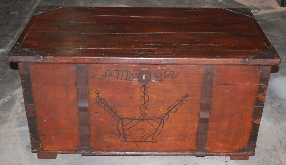 Coffre en forme d'espoir daté de 1852