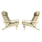 Retro Pair of GE 375 tan paddle arm lounge chairs by Hans Wegner