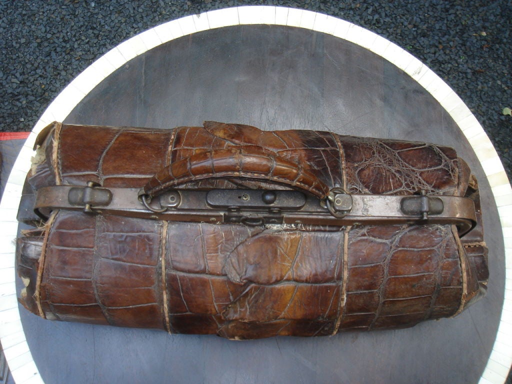 Vieux sac de docteur en crocodile