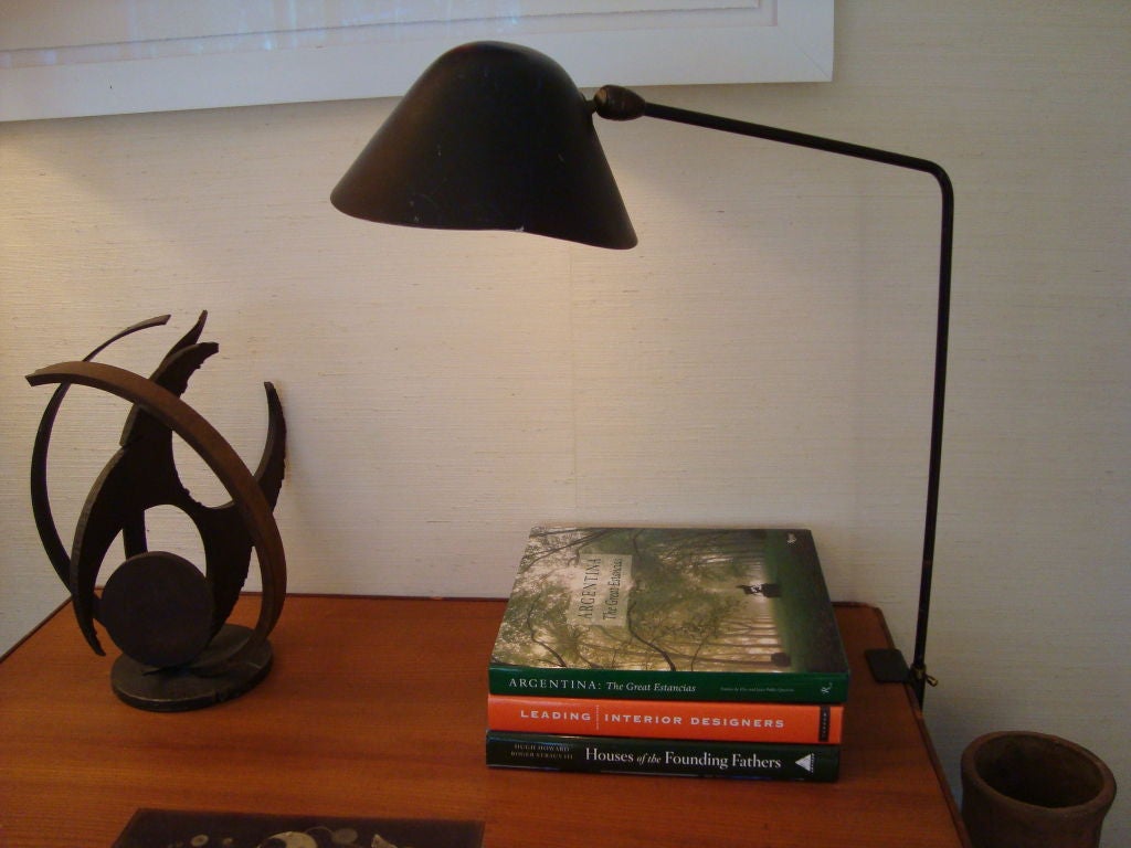 Une lampe de table vintage avec un bras de fixation à pince avec un abat-jour en métal de forme classique en noir. Conçu en 1956.
Ex - Wright Auctions, Chicago.
