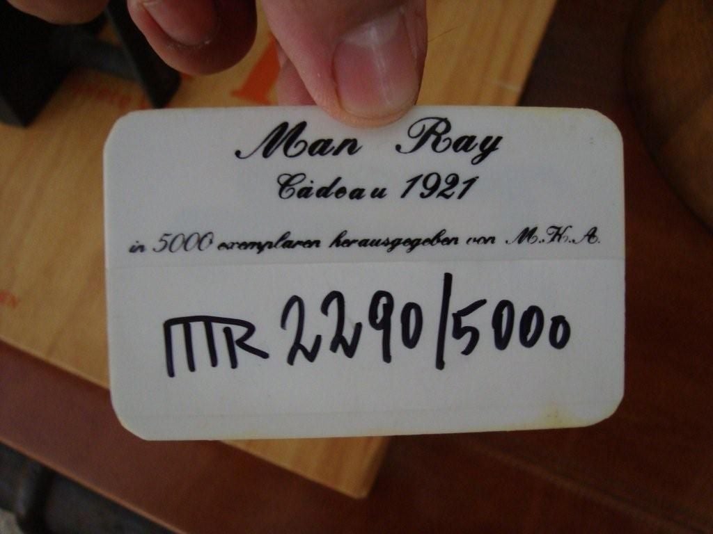 Sculpture « Cadadeau » de Man Ray en vente 1