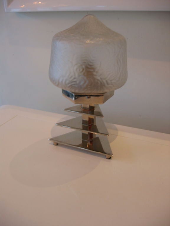 Mid-20th Century French Art Deco Glass and Chrome Sculptural Table Lamp For Sale