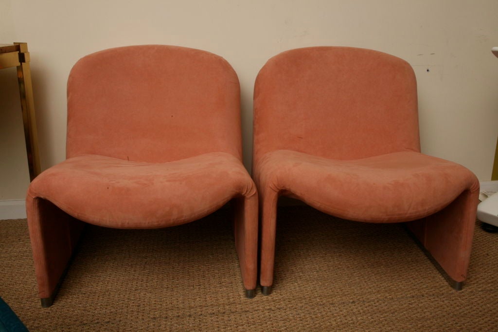 Paire de fauteuils club en tapisserie d'origine en ultra daim rose poussiéreux. Base linéaire en aluminium satiné sur les quatre pieds.