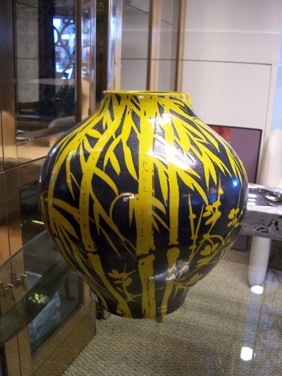 Beautiful vase in vibrant yellow and blue - numbered series on base v.212/e145 (stamped Italy).