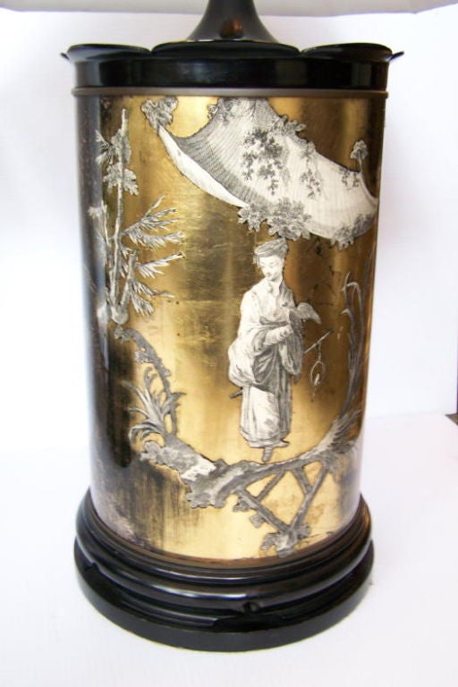 Zwei große Eglomise-Lampen in Gris Verre und Gold mit Chinoiserie-Motiv. Schwarz lackierte Jakobsmuschel und runder, abgestufter Sockel. Kürzlich neu verkabelt, Jalousien nicht enthalten.  Amerikanisch, Mitte des Jahrhunderts, 1960.
