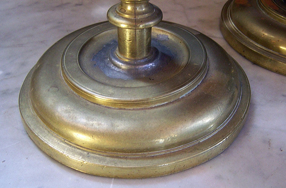 Coppia di candelieri in ottone fuso e filato dell'Europa continentale, probabilmente tedeschi o olandesi. Riteniamo che possano essere del XVII secolo, ma siamo certi che, come minimo, siano del XVIII secolo.
