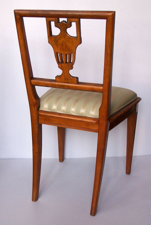Satz von sechs neoklassizistischen Nussbaum-Esszimmerstühlen mit urnenförmig geschnitzter Rückenlehne auf vier spitz zulaufenden Beinen.  Italienisch, um 1850.  Die Klappsitze sind neu gepolstert.
