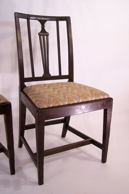 Neoclassical Pair of Early 19th Century  Irish Elmwood Side Chairs For Sale