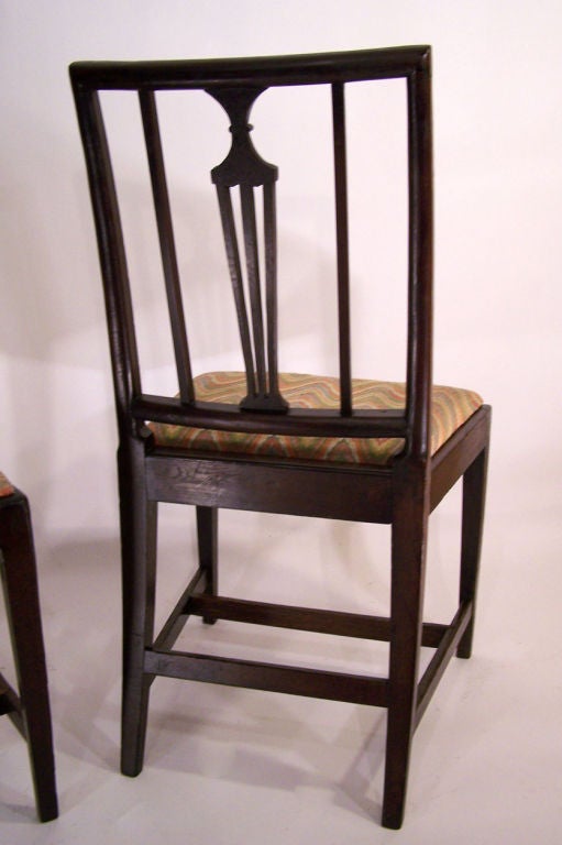 Pair of Early 19th Century  Irish Elmwood Side Chairs In Excellent Condition For Sale In San Francisco, CA