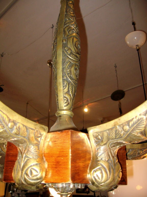 Ein feiner fünfarmiger Kronleuchter aus Bronze mit originaler Kette und Baldachin.