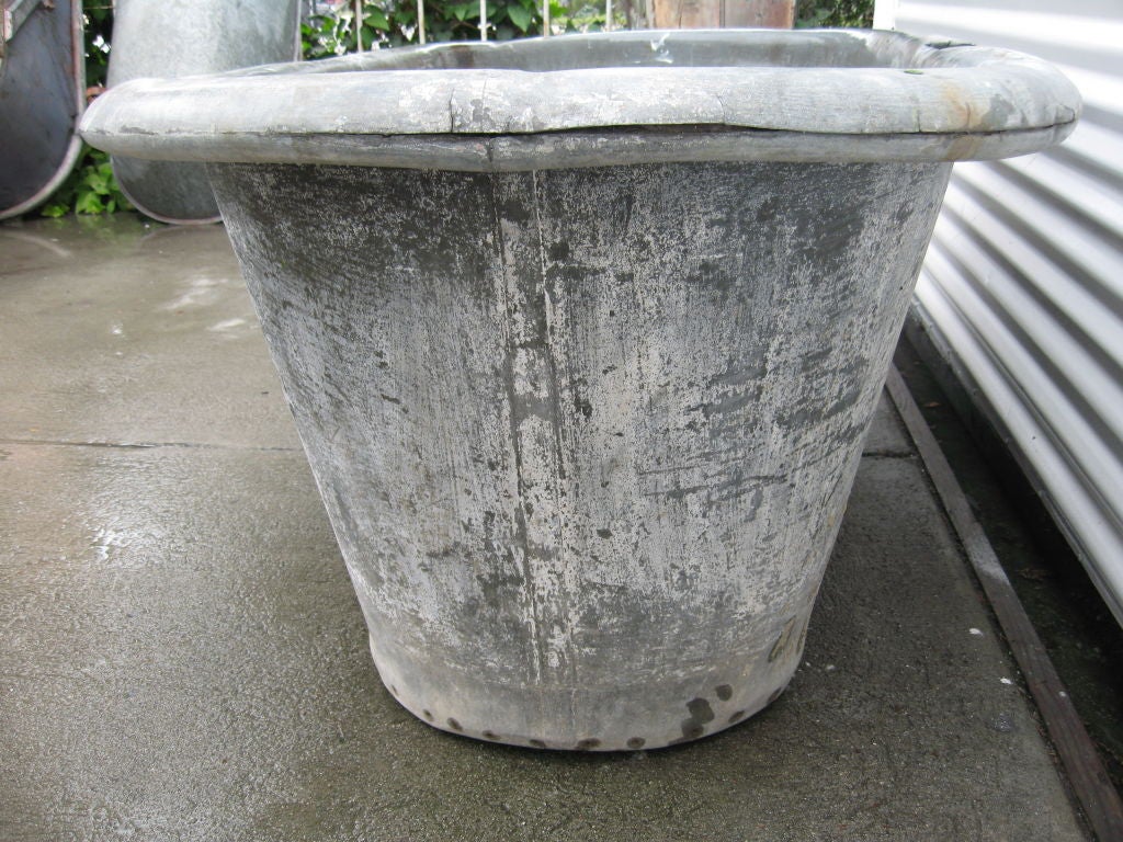 This is a very simple yet massive bathtub. The side has a hole for the faucet.