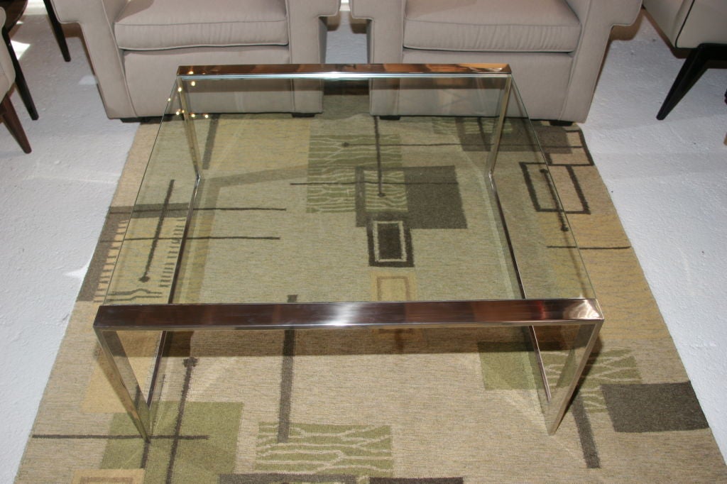 A streamlined silhouette and a clear glass top make this coffee table exceptionally versatile for a range of living room styles.  The tables frame is made of chrome.