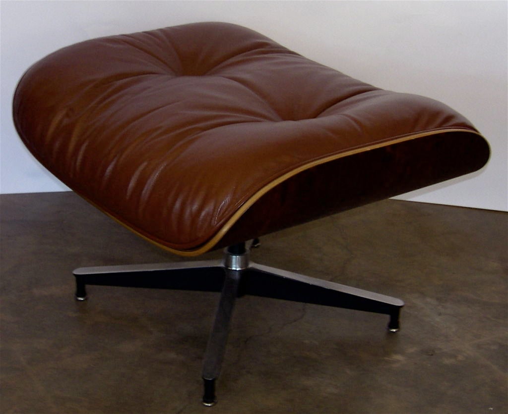 Americano Raro esemplare originale di Eames 670 e 671 in legno di palissandro e pelle di Siena bruciata