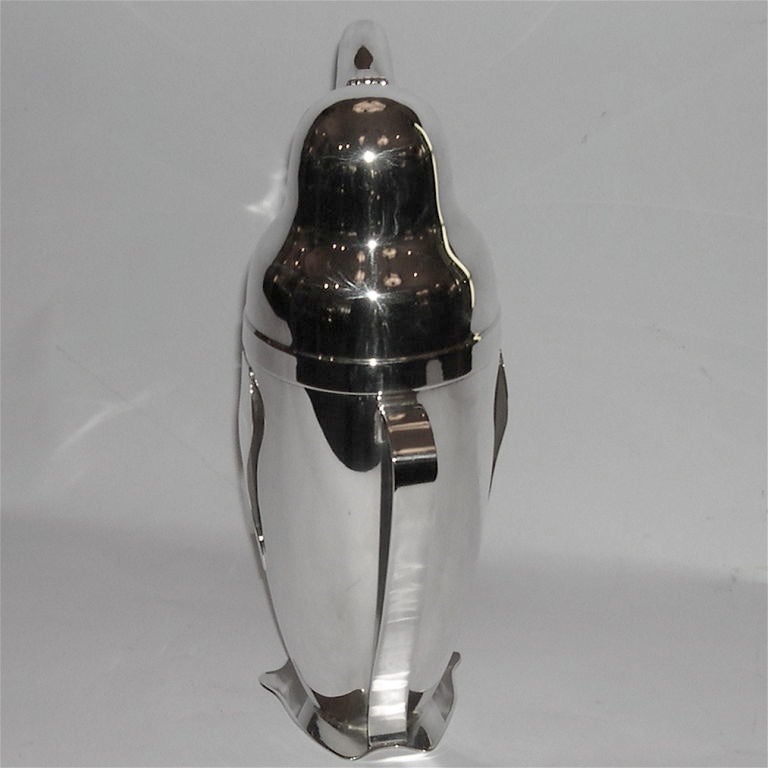 Original Art Deco Silver Plate Penguin Cocktail Shaker by Napier In Excellent Condition In Los Angeles, CA