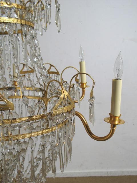 Spanish Crystal and Gilded Brass Chandelier For Sale 4