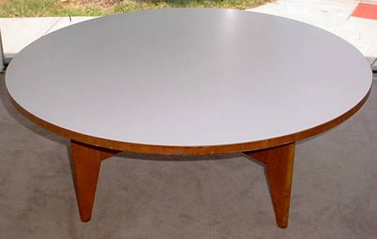 Tavolino da caffè modello #5058, difficile da trovare, disegnato da George Nelson per Herman Miller.  Questo modello è una modifica del 1950 di un tavolo progettato per la prima volta nel 1946 con un piano in linoleum.