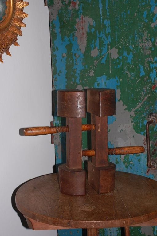 Sculptural hat stretcher