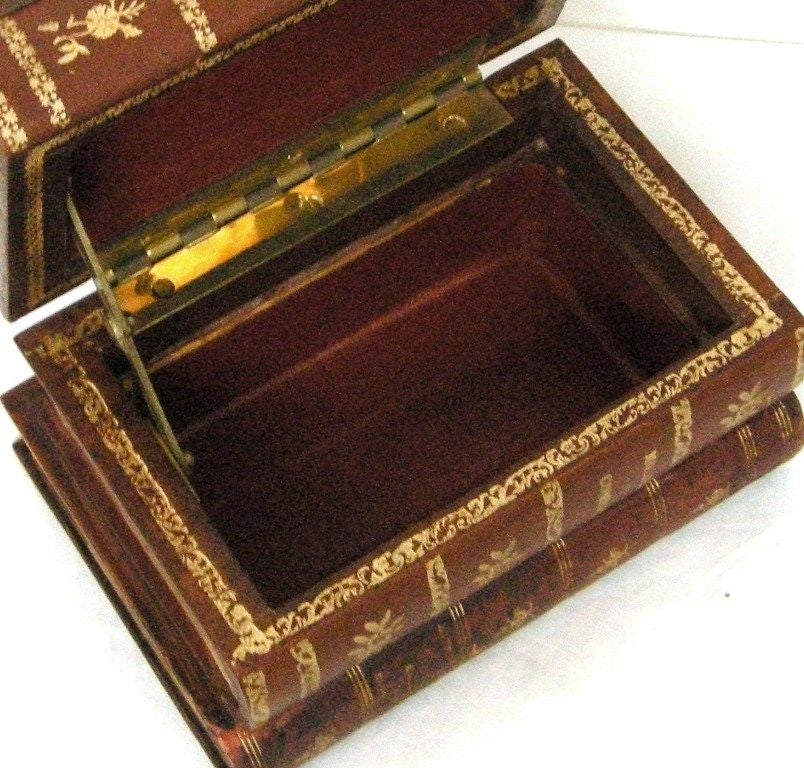 Flip-Top Box w/19th Century Books (GMD#2430) 3