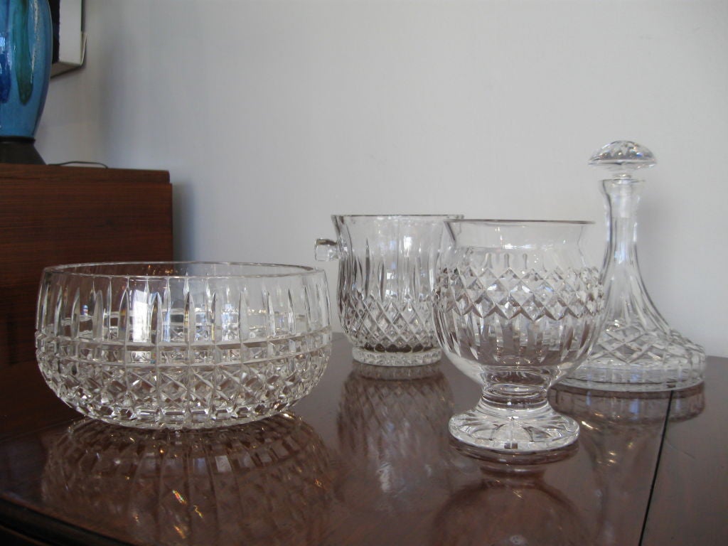 SET OF FOUR CUT CRYSTAL BAR SET.<br />
DECANTER WITH STOPPER, BOWL, COMPOTE AND ICE BUCKET.