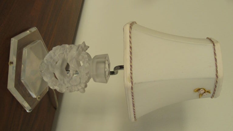 Small and beautiful Lalique table lamp. Designed with a wreath of roses with two love birds.