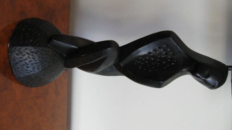 SINGLE TABLE LAMP SCULPTURE IN THE MANNER OF HENRY MOORE.<br />
THE LAMP IS A MALE MADE OF SOLID COMPOSITION, STANDING ON A CIRCULAR BASE. THE LAMP SHADE IS ALSO MADE OF COMPOSITION.