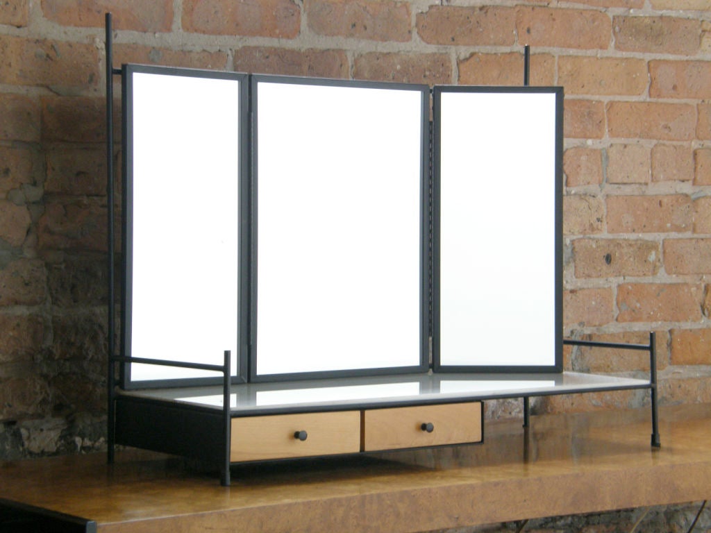 Trifold mirror vanity box designed by Paul McCobb for Bryce Originals.

Please contact us if you have any questions.