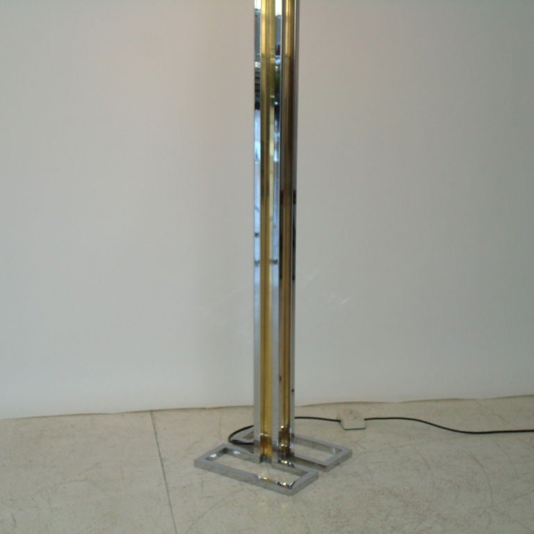 Italiano Lampada da terra francese in cromo e ottone con base geometrica in vendita