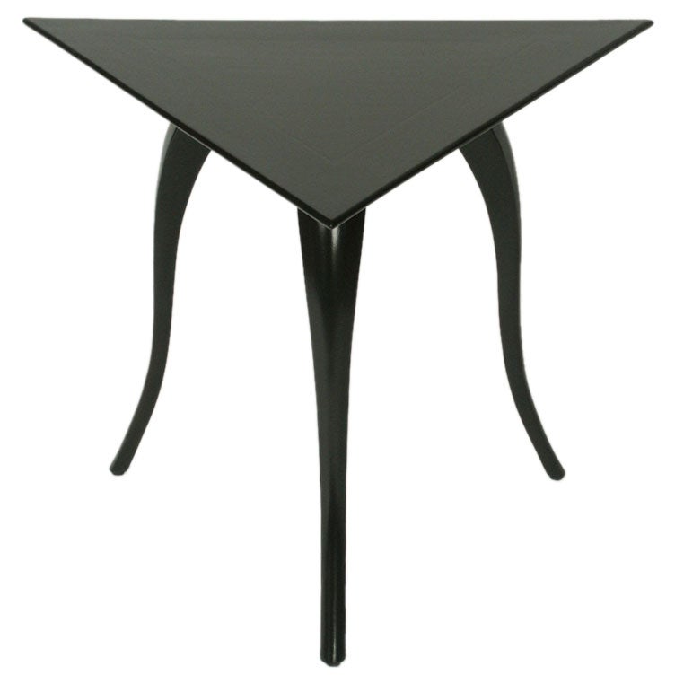 Table triangulaire en acajou avec pieds élégants et évasés en vente