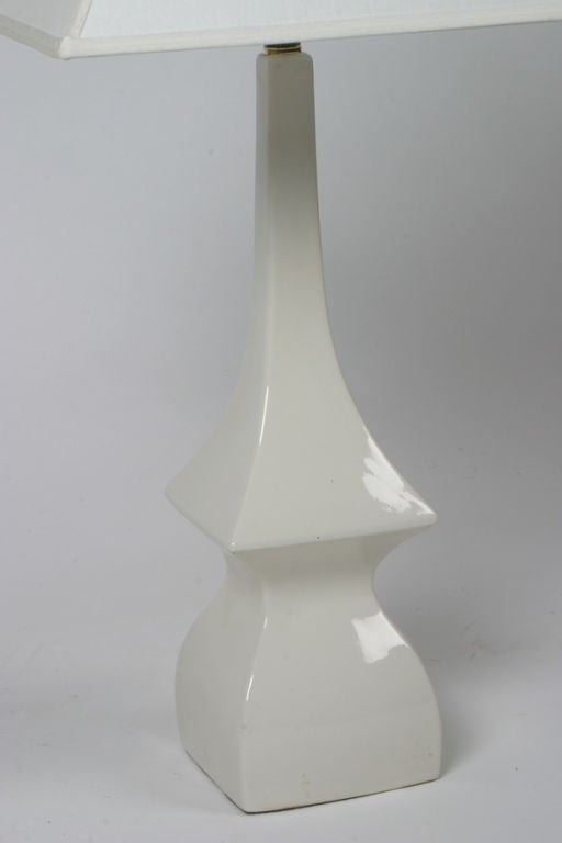 Mid-20th Century Pair of Hollywood Regency 1950s Asian Modern Pagoda Ivory Ceramic Lamps For Sale